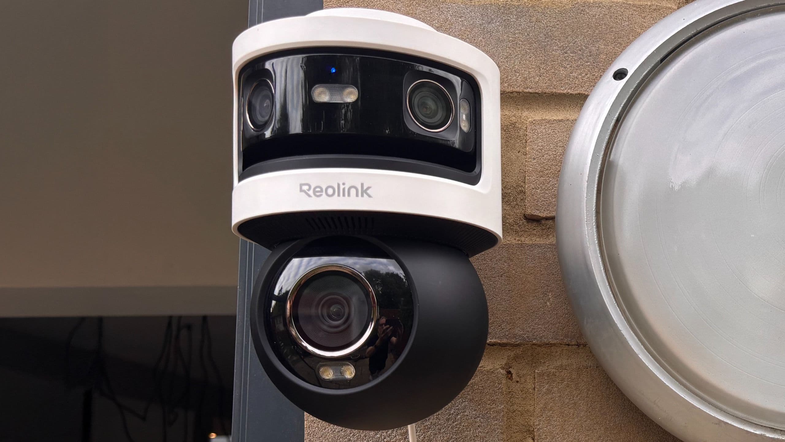 Can’t decide between a wide-angle camera and a pan-and-tilt zoomer? The Reolink OMVI 3i combines both into one powerful smart security hub
