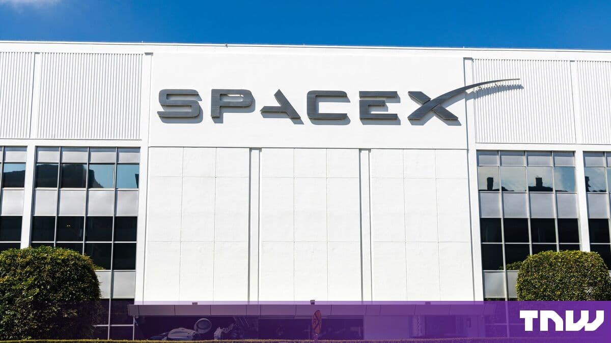 SpaceX seeks 80,000 US cell sites for a mobile network, Bloomberg reports