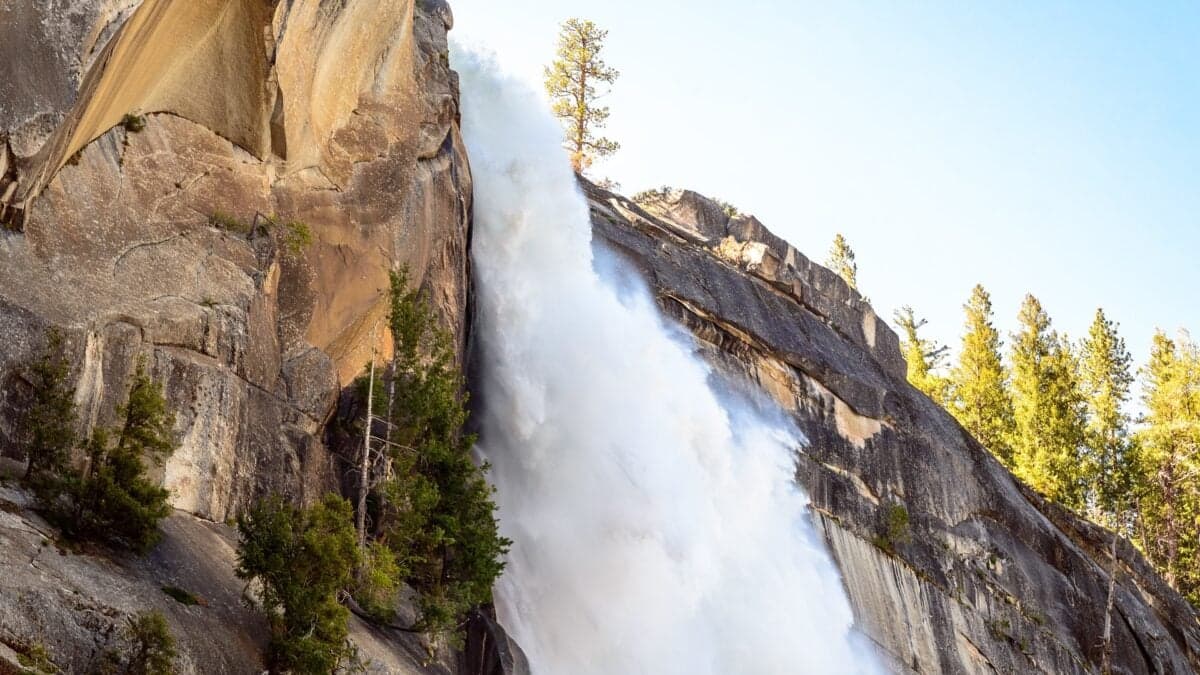 AI-planned hiking route leaves teen stranded on cliff near Vancouver
