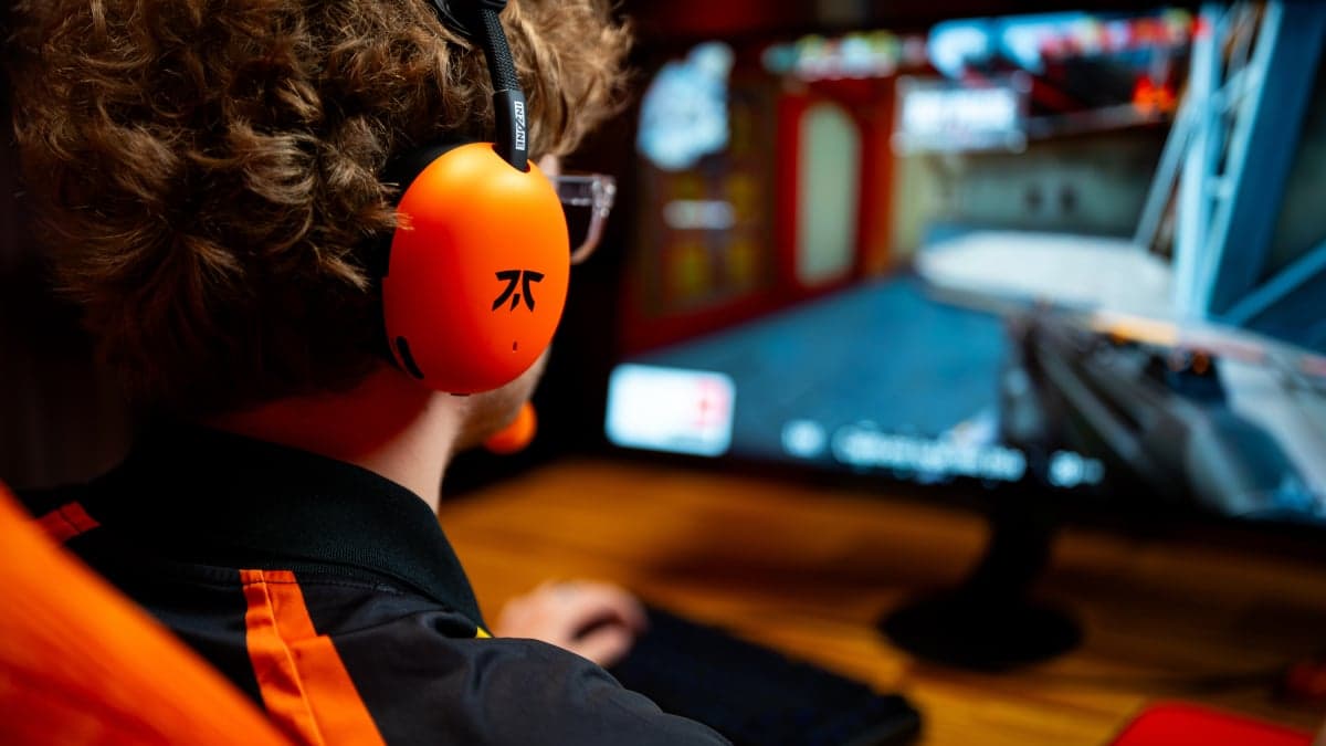 Sony’s new Glass Purple E9 earbuds and Fnatic Orange H9 II headset just dropped