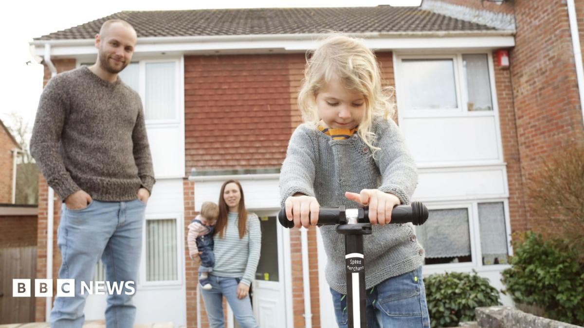 UK think tanks warn of prolonged decline in living standards