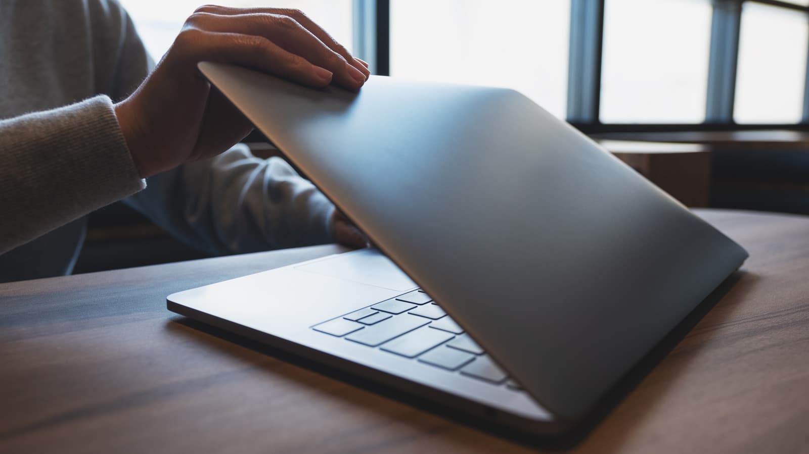 MacBook Sleep Mode vs. Shutdown: What’s Best? Plus, Apple’s $5.7B Patent Hit and Foldable Tech Woes